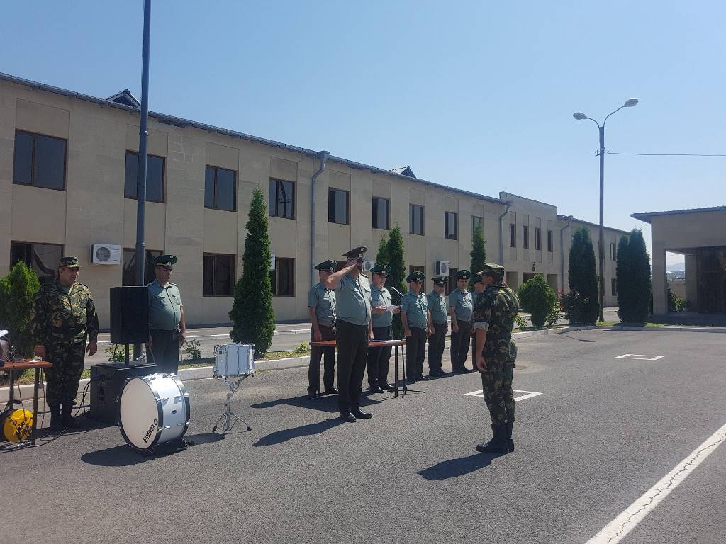 Commander of Border Guard Troops Vaghinak Sargsyan handed over distinctive signs and certificates to the servicemen of the rapid response unit